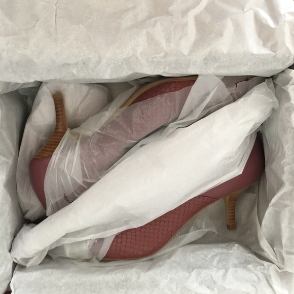 Donald/Pliner FELICITYUS Orchid Snake Print pumps - Picture 8 of 8